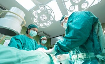 Czemu piłkarze grają w maskach?