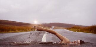 Czy można pływać na materacu w morzu?