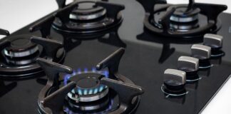 Czy w zmywarce zostaje wodą?