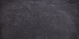 Jak się pozbyć czarnego szlamu z pralki?